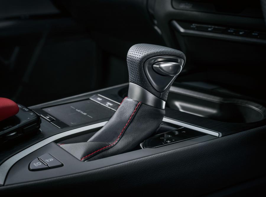 Детали интерьера Lexus UX200 F-Sport 2018 года  (JP) (фото 3 из 7)